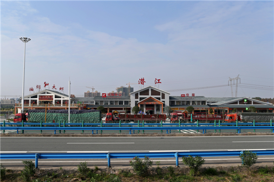 湖北楚天高速公路潜江服务区风采