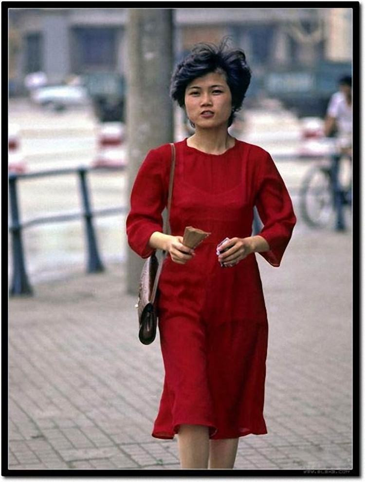 80年代穿着时尚的女子