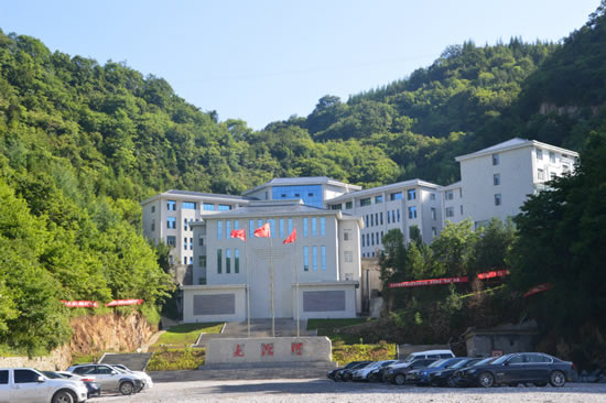 主要事迹:尧治河村通过矿区生态修复和村域集体经济发展模式转型,以美丽乡村建设推进环境综合整治,以鄂西生态文化圈建设为契机促进绿色发展,绿色环保理念深入人心,环保措施落在实处,生态环境优美。 一、矿山生态修复和生态旅游发展带动全村绿色转型。该村坚定不移地贯彻绿色决定生死,经济为生态让路的环保理念,将生态旅游作为该村经济发展新途径。先后关闭了15个露天开采矿点,8个矿粉厂,撤销了8个勘探开发项目,否决3家因环保不过关入村投资的企业。先后修建拦砂坝100多处,结合地势改田建园1400多亩,有效防止和