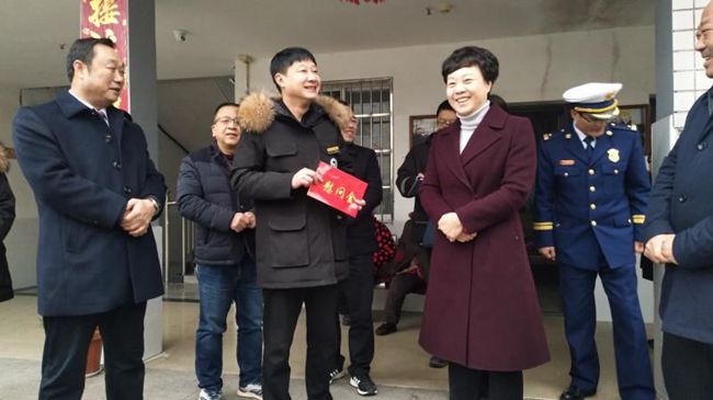 洪湖市委书记张远梅将党的温暖送进福利院