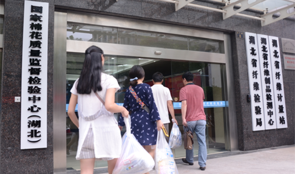 荆州购样团前往省纤维制品检验中心,进行样品检验 荆州购样团前往省纤维制品检验中心,进行样品检验