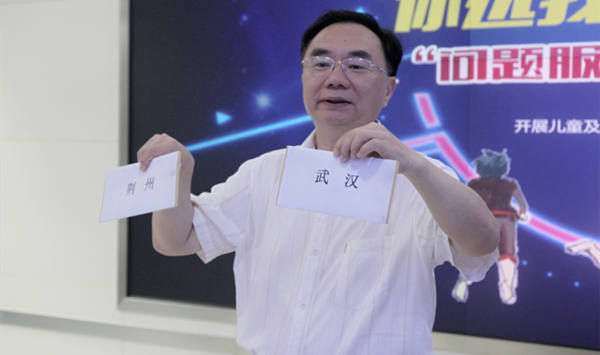 湖北省纤维检验局党委副书记王泽辉对购样路线进行现场拆封,并揭晓结果 湖北省纤维检验局党委副书记王泽辉对购样路线进行现场拆封,并揭晓结果