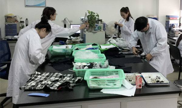 省纤检制品检验中心工作人员对样品进行检验 省纤检制品检验中心工作人员对样品进行检验