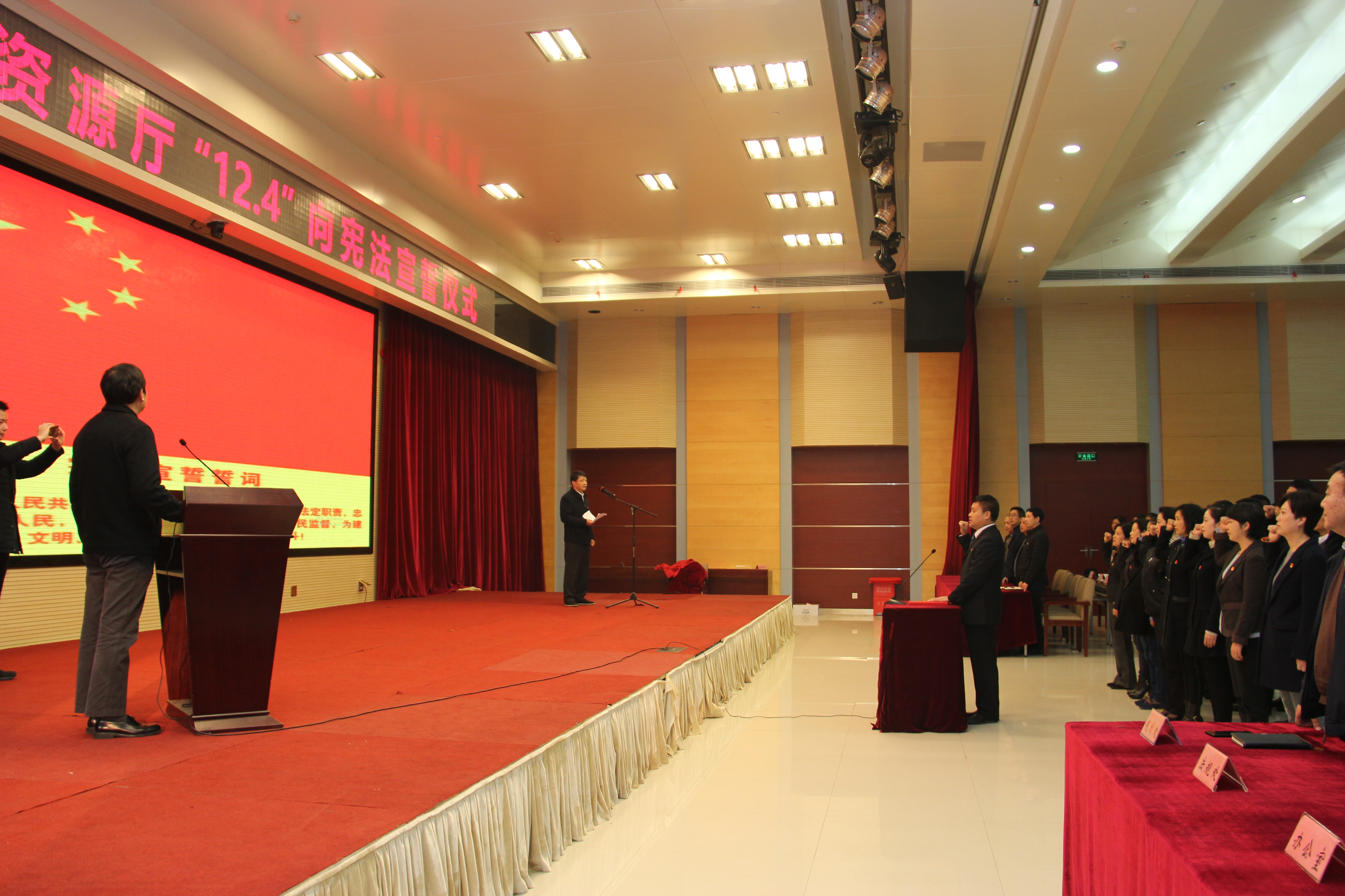 省自然资源厅举办公务员向宪法宣誓活动(摄影:王欢)