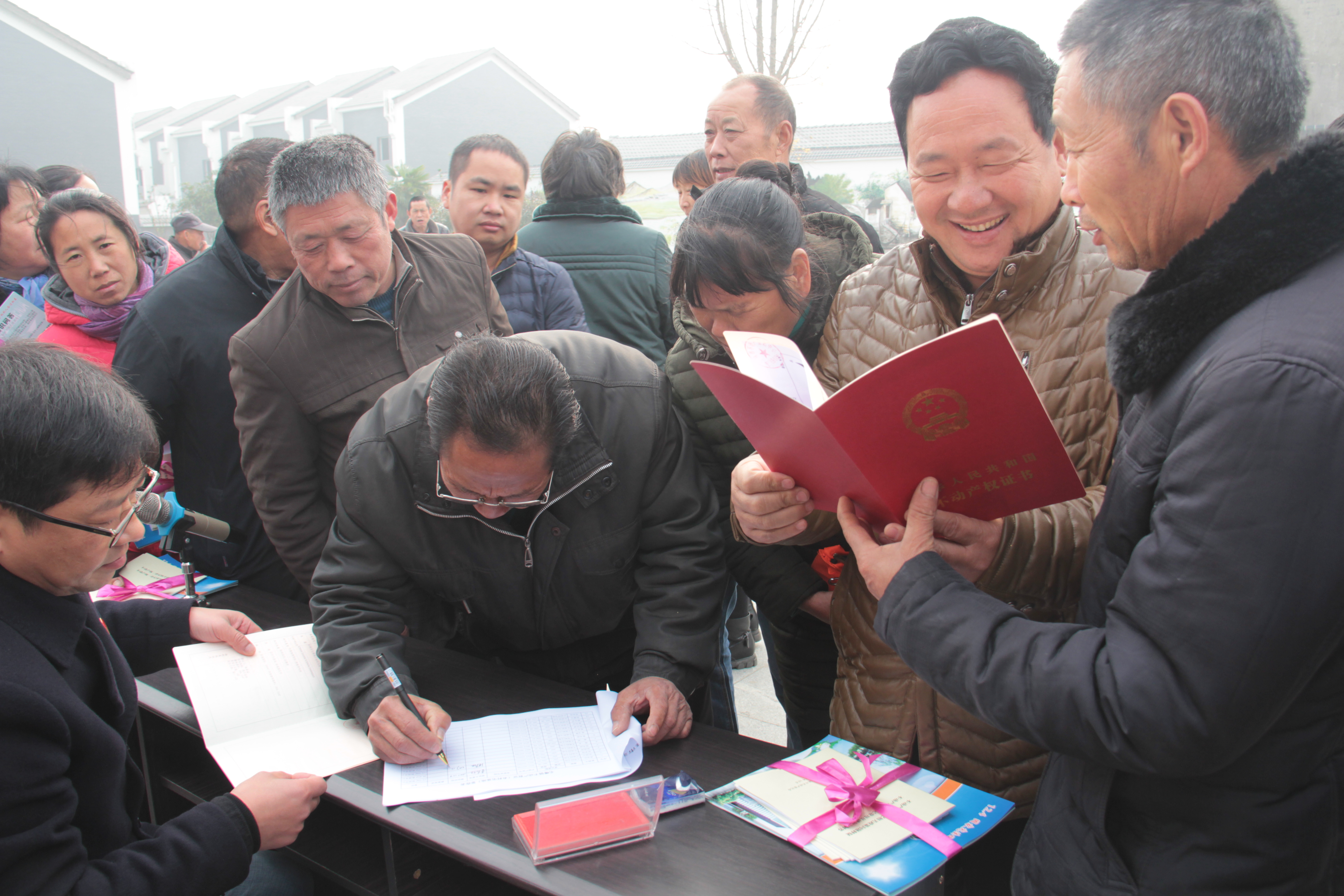 省自然资源厅开展法治惠民活动,在“12.4”活动日当天,为贫困村仙桃市毛嘴镇古堤村村民发放了宅基地《不动产权证》,图为领证后喜笑颜开的村民。(摄影:胡志喜)