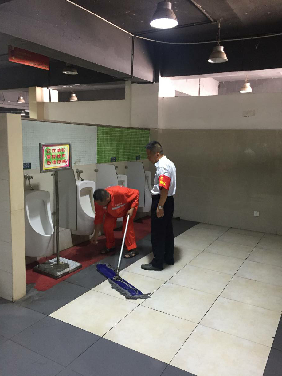 公厕长--湖北高速公路服务区经理的 新名片