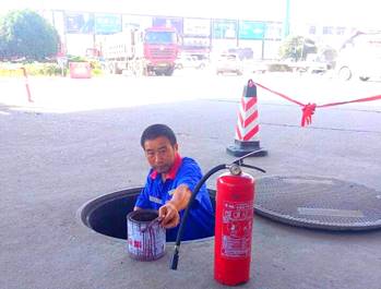 我眼中的加油员图片集:烈日下的加油员,让人