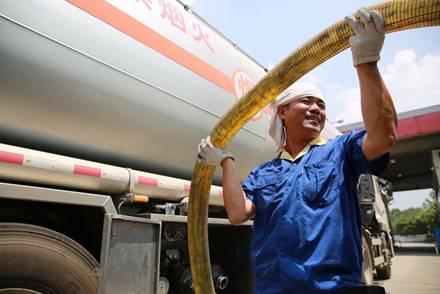 我眼中的加油员图片集:烈日下的加油员,让人