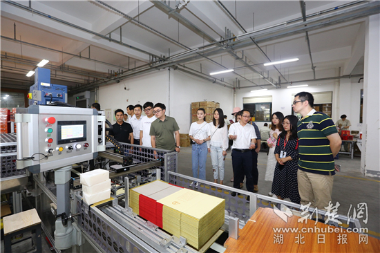 12 媒体记者参观综艺包装公司生产线.jpg 12 媒体记者参观综艺包装公司生产线.jpg