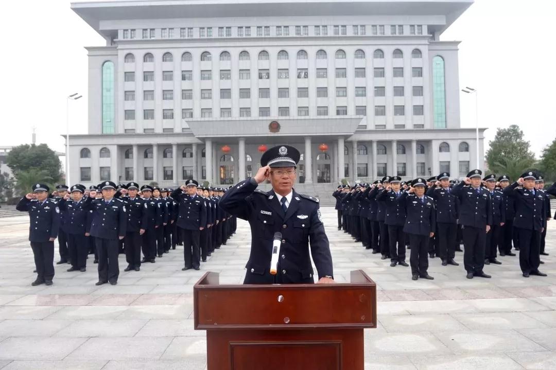 与会人员及沙洋范家台监狱民警代表共100余人在"尊崇宪法,学习宪法