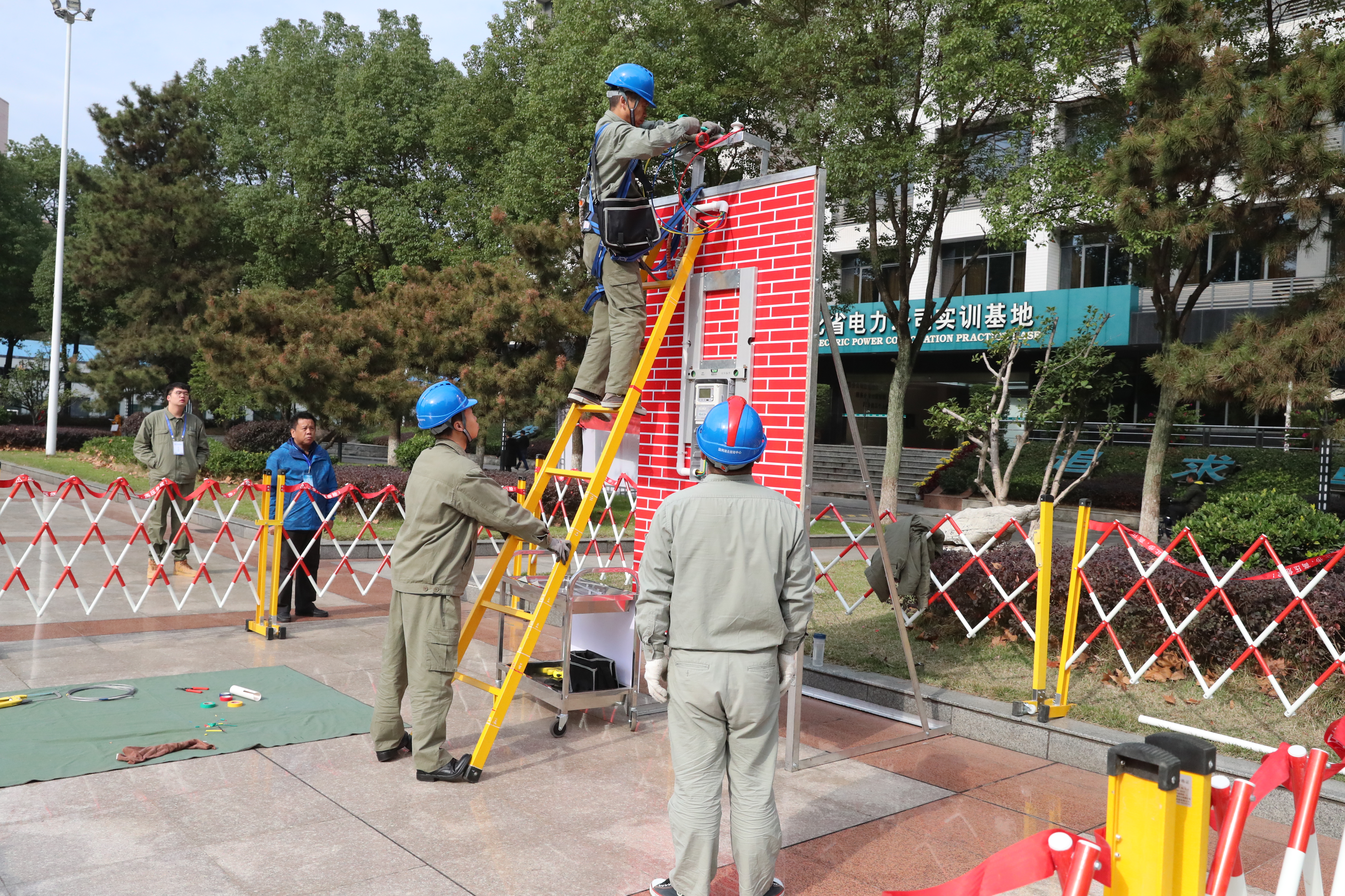 ����չʾ����ѹ��������װ�ü�����װ�õİ�װ