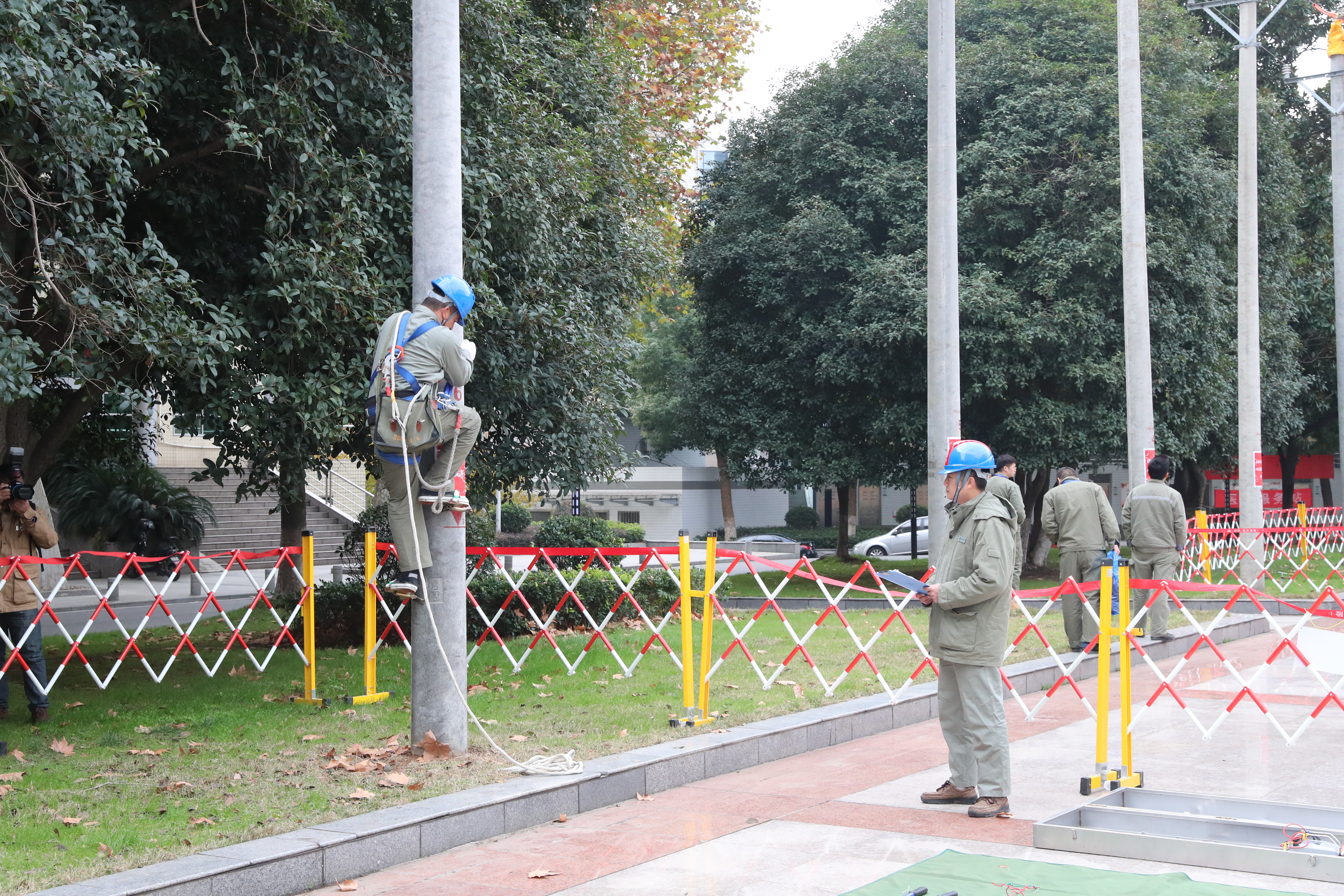 ����չʾ��0.4KV���ߣ������߾�Ե�ӣ���������װ