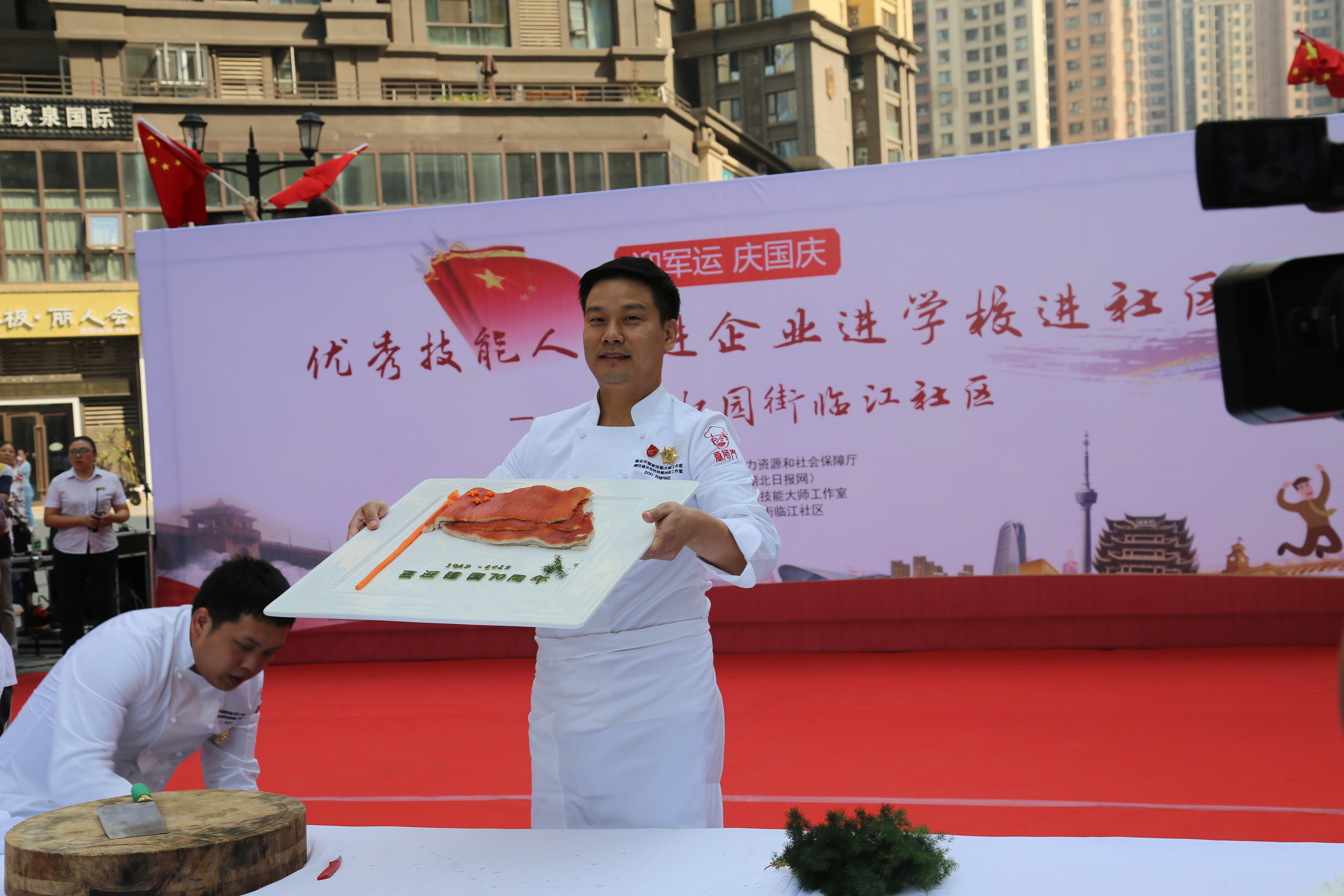 ��־ƽ������ף70����ǧ����