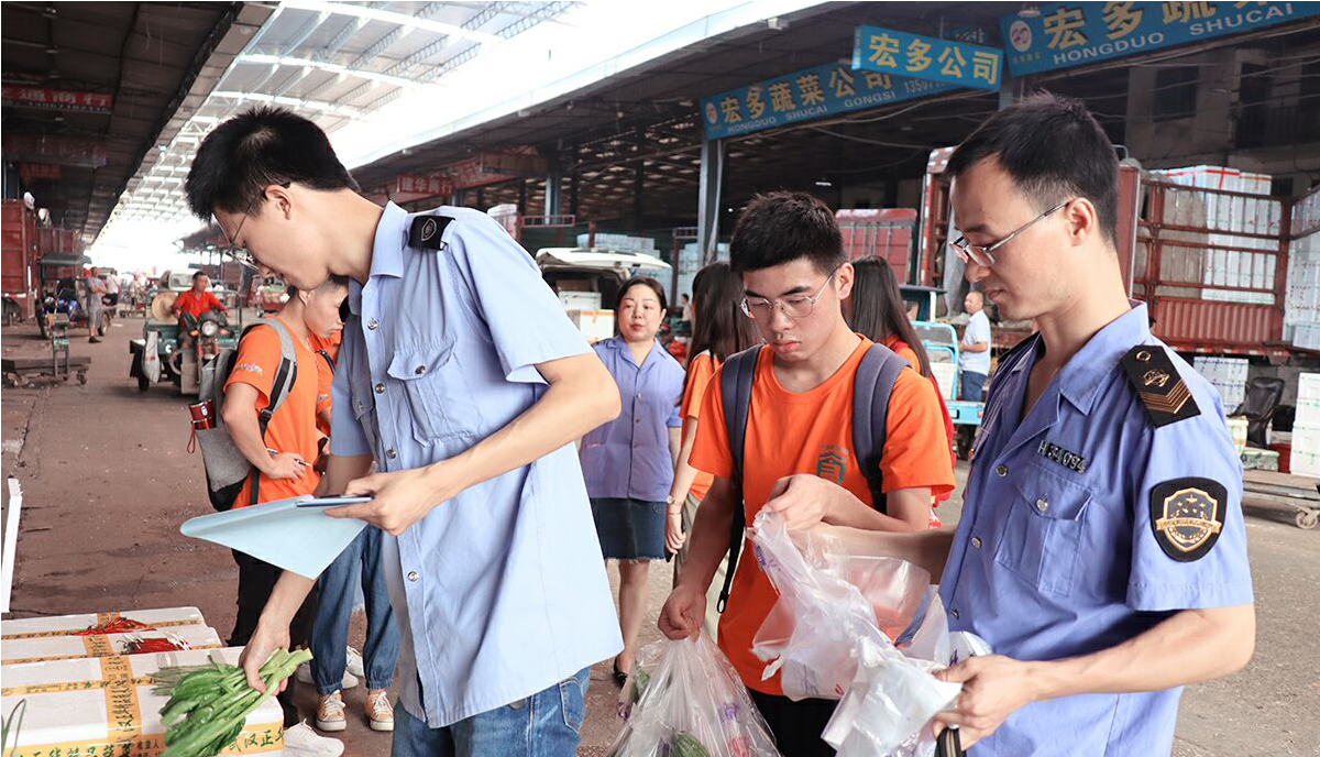 志愿者们在白沙洲农副产品大市场参与抽检工作