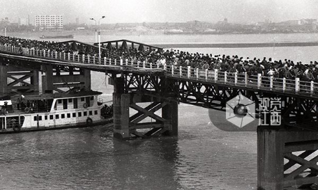 南昌八一桥建成于1936年,原名中正大桥,系木面桥梁.