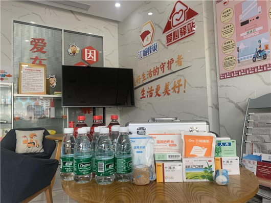常青街道贺家墩社区“江城蜂巢”（爱心驿站）筑起清凉补给站