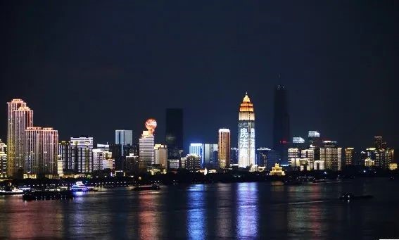 武汉创新民法典宣传方式，引入灯光秀点亮城市地标