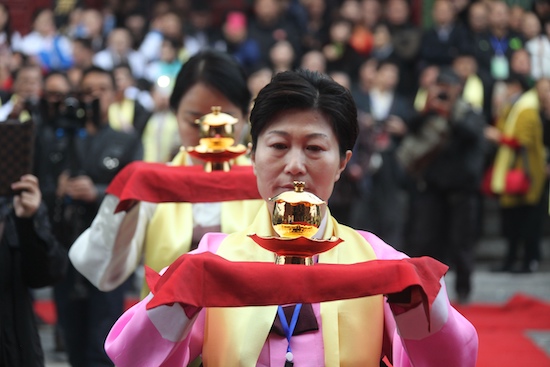 2013年纪念陆羽诞辰1280年韩国茶人向陆羽圣像奉茶