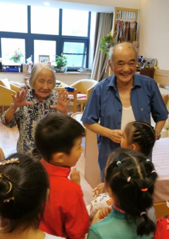 “小手拉大手” 江汉区华苑幼儿园为老人献上端午节祝福