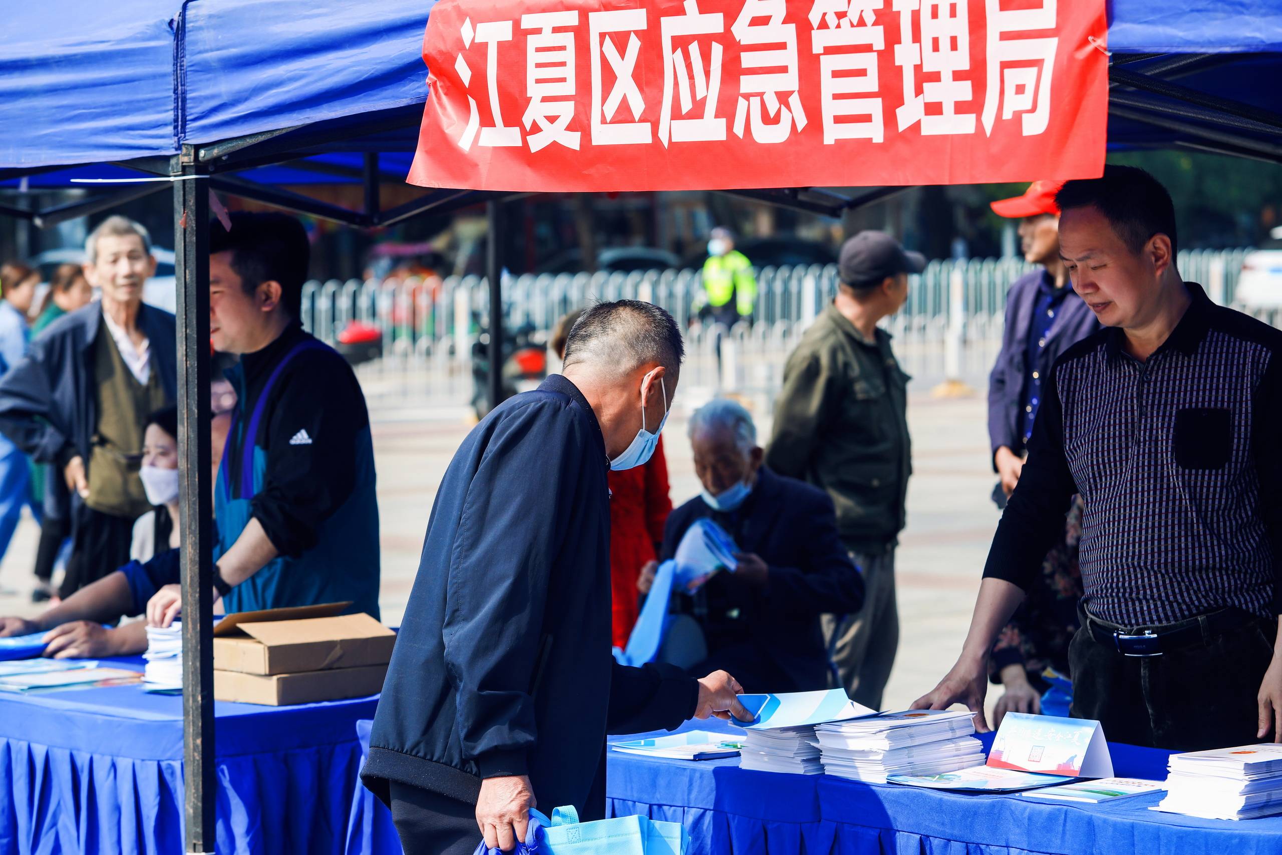 Ⱥ���ڸ���λչ̨ǰ��ѯ