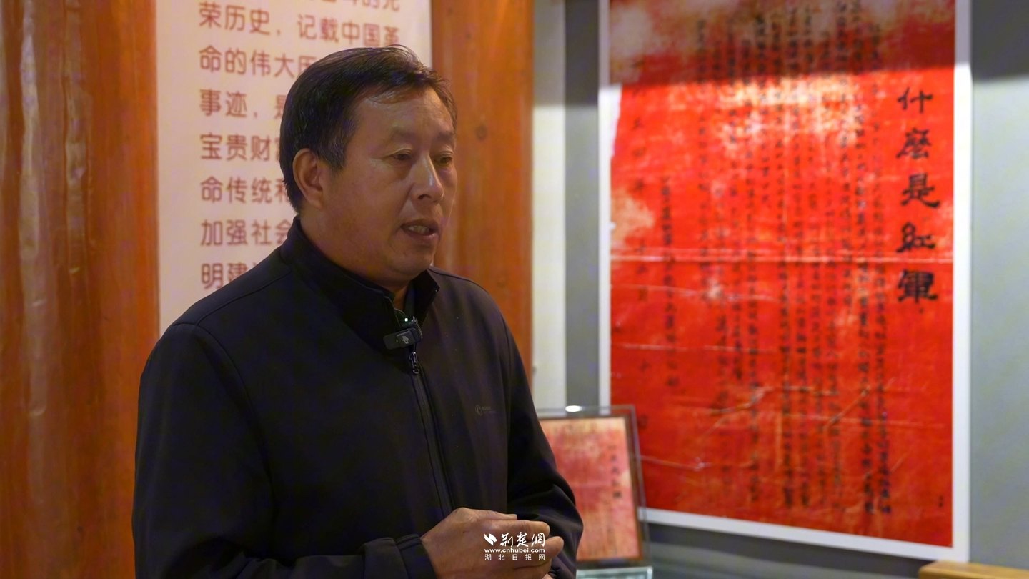 李登科讲述奶奶守护传单的故事。