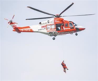 防汛形势 东湖水域演练大型抗洪抢险 图文:直升机悬停垂降救援落水者