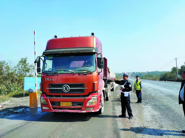 钟祥湾堰治超点严格治超 违者重处