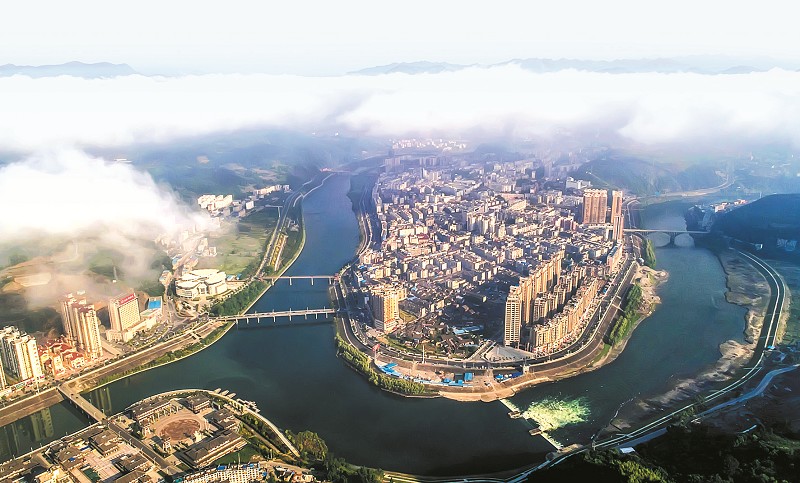 日新月异的竹山县城竹山历史悠久,是创世神话女娲炼石补天的圣地.