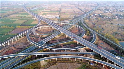 12月15日,记者航拍嘉鱼枢纽互通看到,武深高速和蕲嘉高速在这里交汇