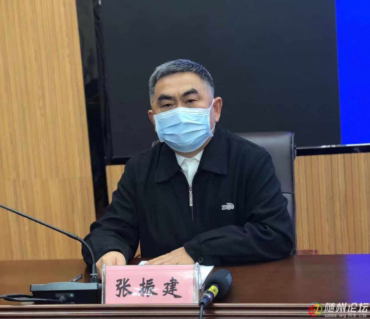 副指挥长,办公室主任林常伦通报全市新型冠状病毒感染的肺炎防控情况