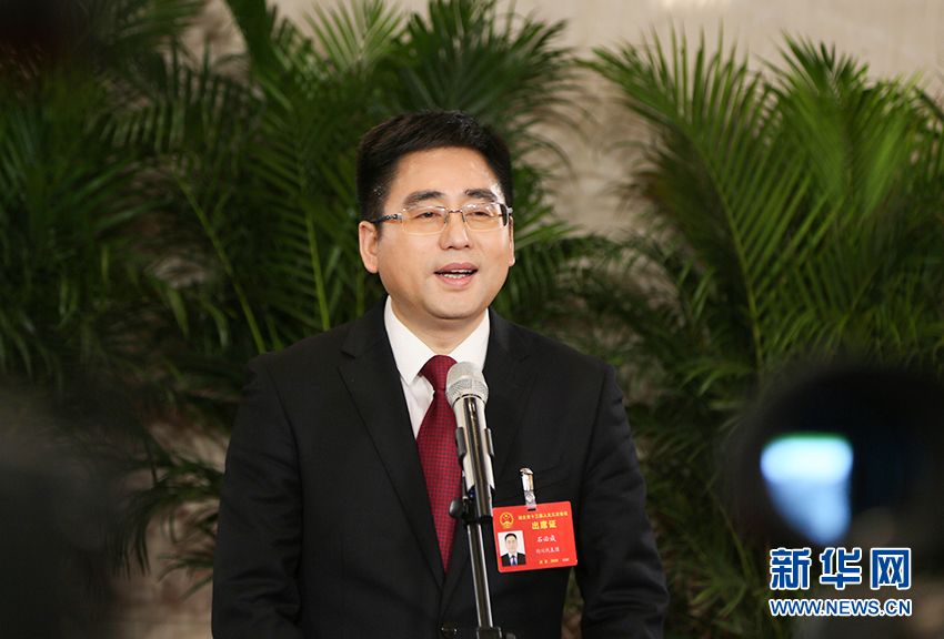 图为省人大代表,石首市委书记,市长石必成在"代表通道"接受媒体采访.