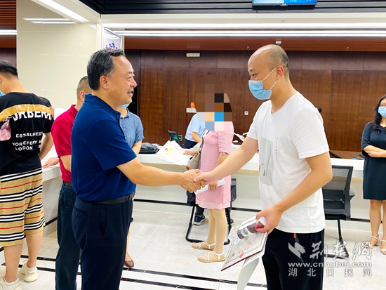 黄石市副市长何运平为企业送营业执照和公章(黄乐飞摄)荆楚网客户端