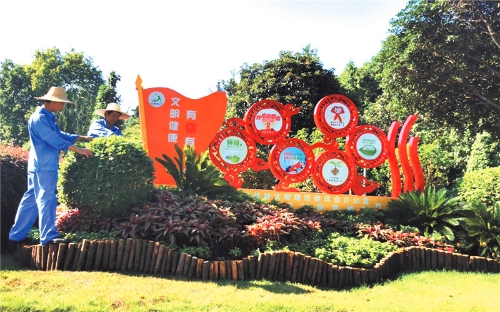 近日,在荆城月亮湖广场北侧,一处"文明健康·有你有我"公益宣传景观