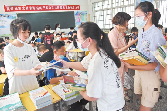 8月31日,沙市五中七年级新生迎来新学期报到的日子,学生们领到新课本