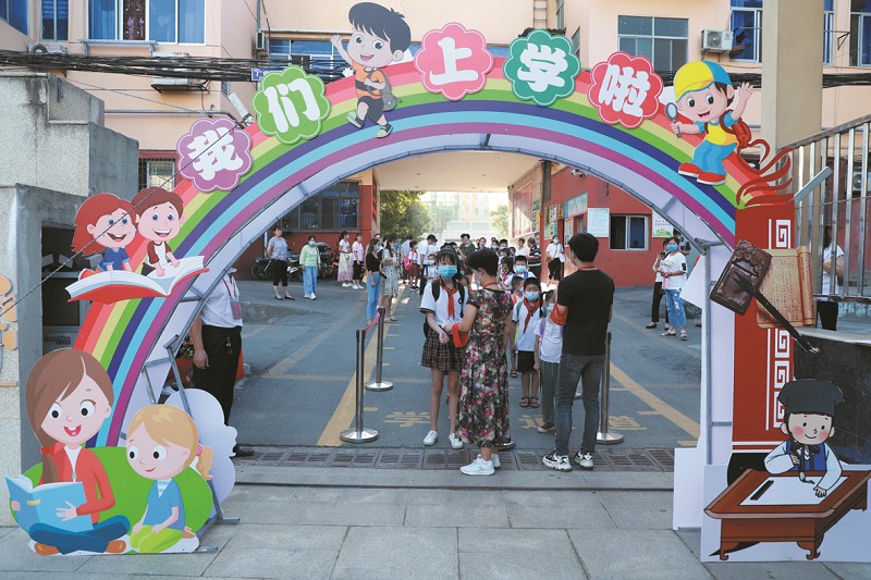 张湾区汉江路中心小学开学第一天学生列队测体温入校记者宋雅璐9月1日