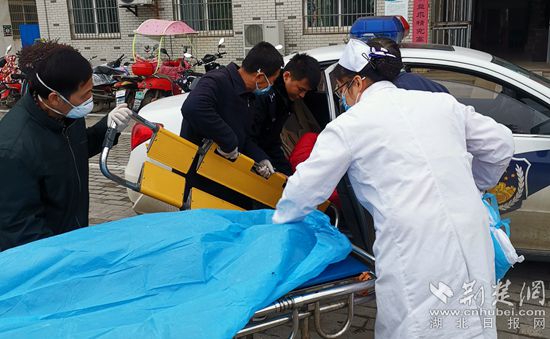 团风五旬大妈突然晕倒,民警开车连闯红灯救人