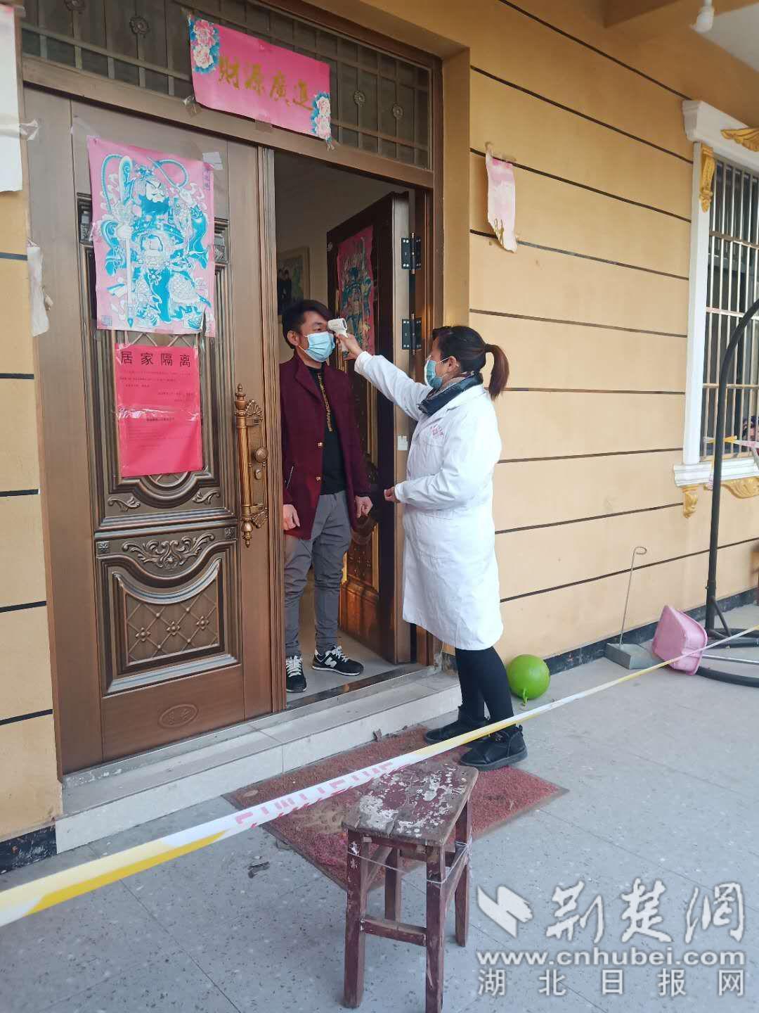 对居家隔离人员进行测温.
