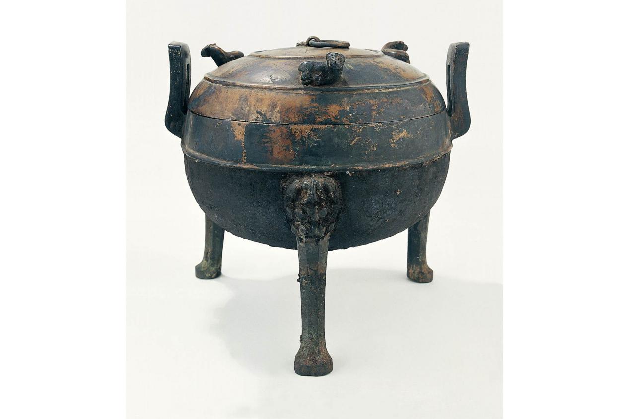 鼎最早在夏代是作为烹煮器和储存器被使用的,造型由陶器演变而来,反映