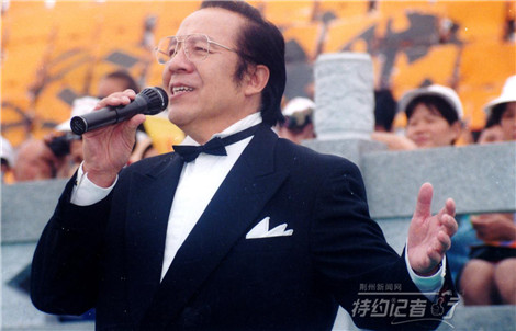 杨洪基2000年6月6日在九龙渊龙舟赛场吴雁泽1983年3月2日在沙市影剧院