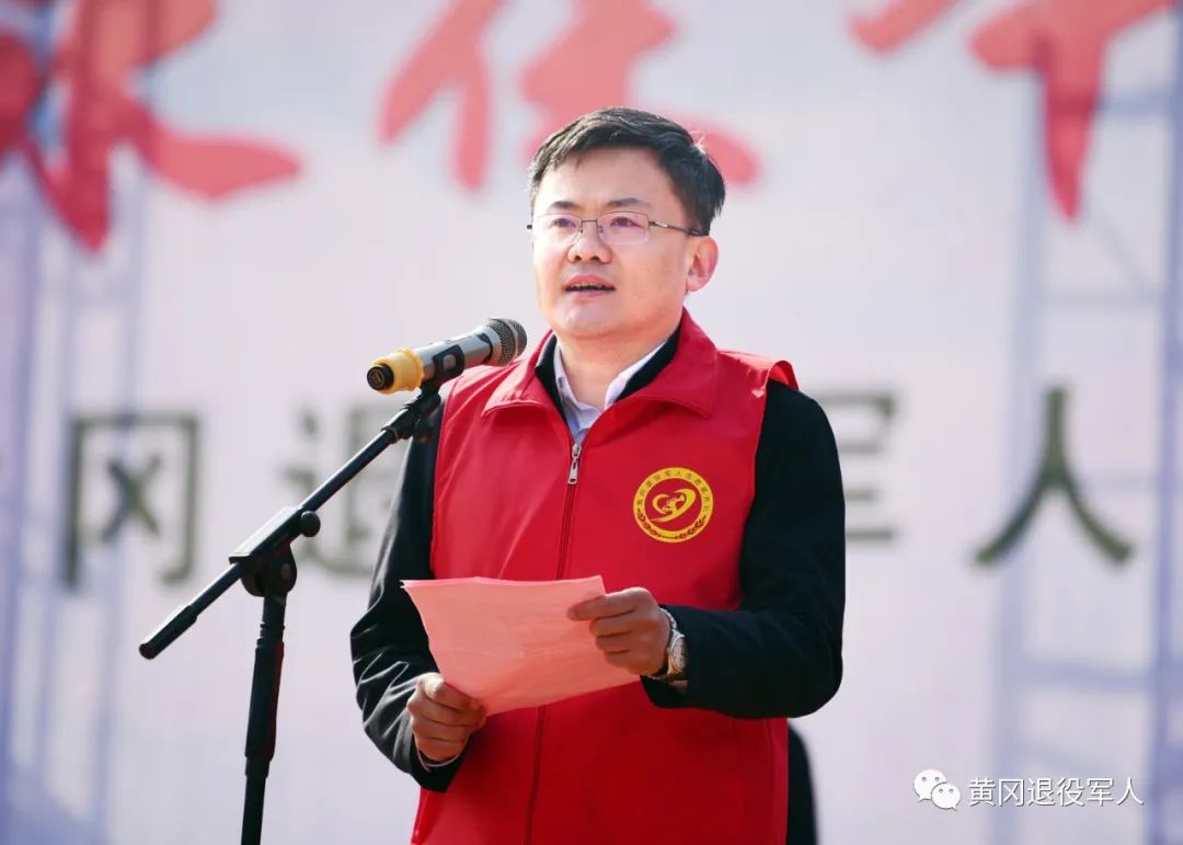王玺玮在主持时表示,接过了旗帜,就意味着接过了使命和责任,接过了