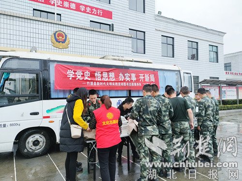 十堰竹溪流动图书车为山区孩子送四史营养餐