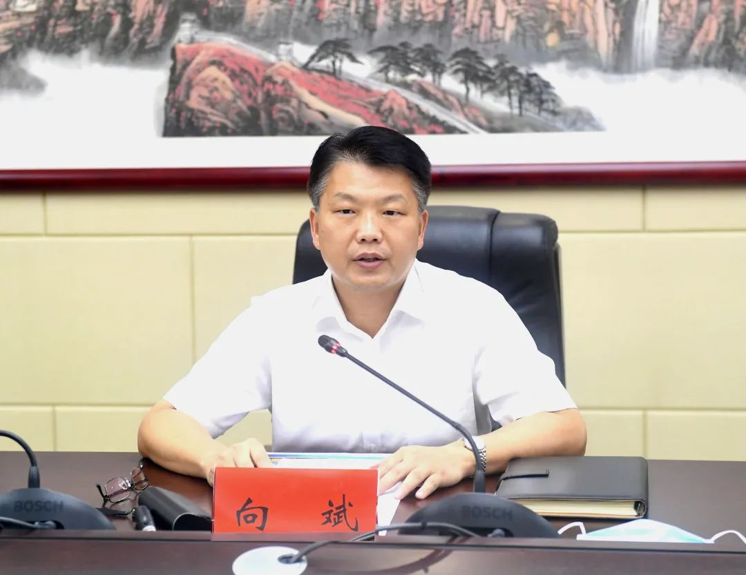 向斌主持召开潜江虾稻加工园物流园建设座谈会