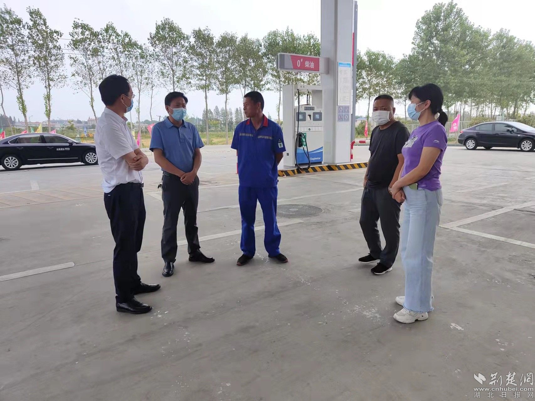 郑铭哲)为确保国庆假日安全,安陆市巡店镇组织6大专班分赴各疫情哨点