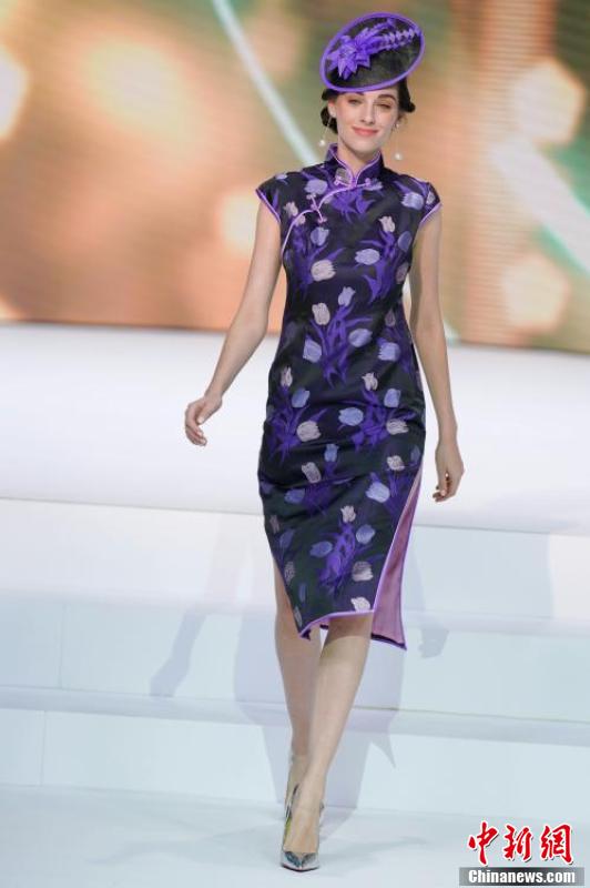 香港上演旗袍秀展现旗袍独特韵味