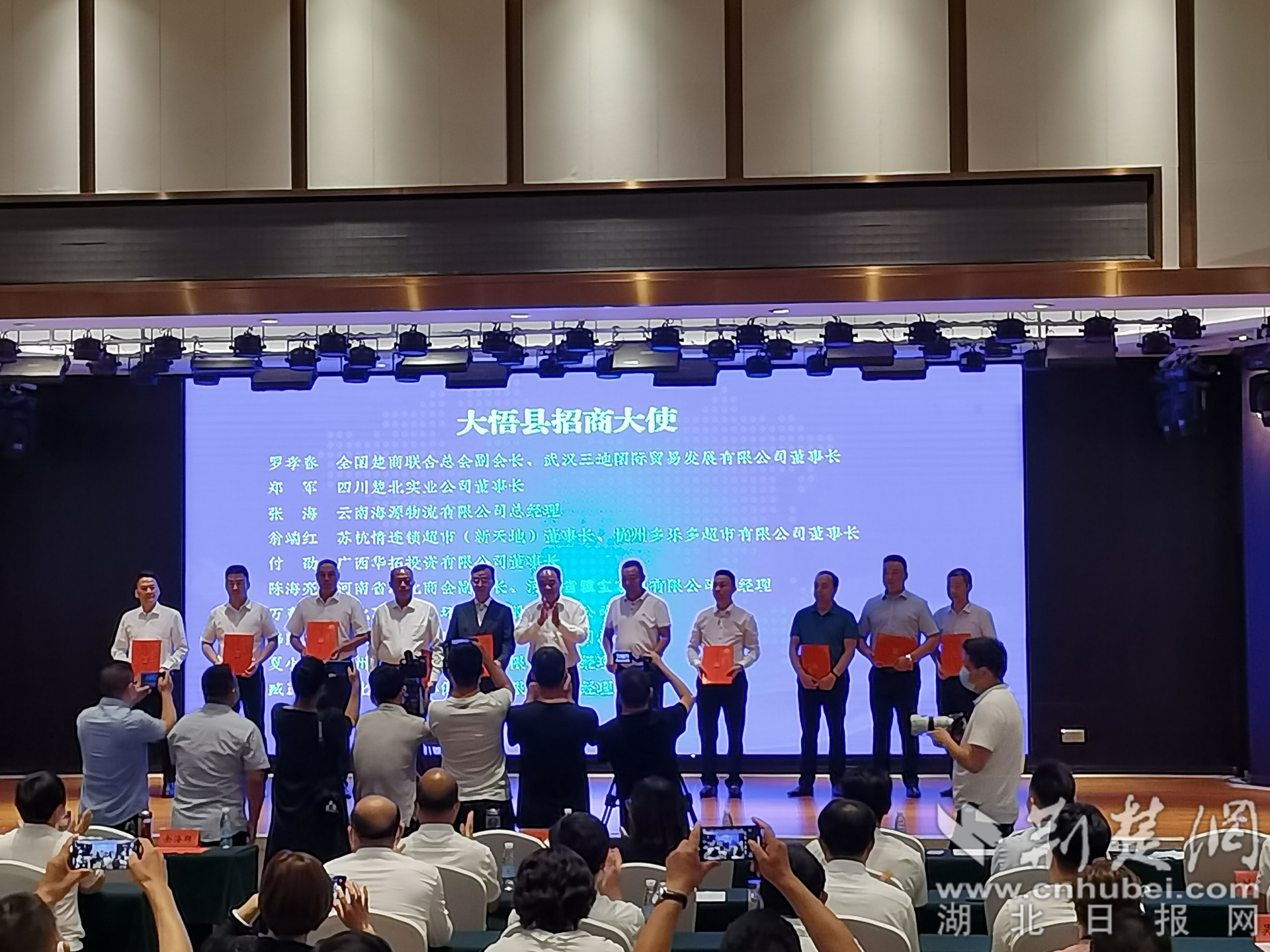通讯员易荣波 供图宣化店镇在外成功人士翁端红是苏杭情连锁超市(新