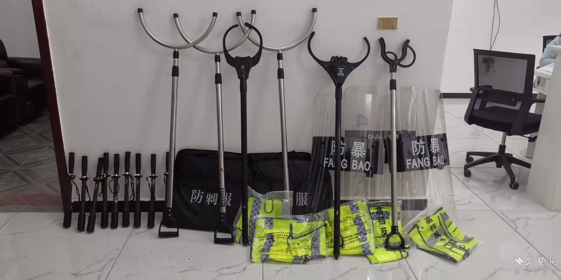 添置防暴器材和装备.