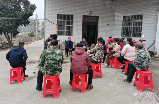 湾组会上,驻村第一书记郭友元引用身边的案例,用村民听得懂的"土话