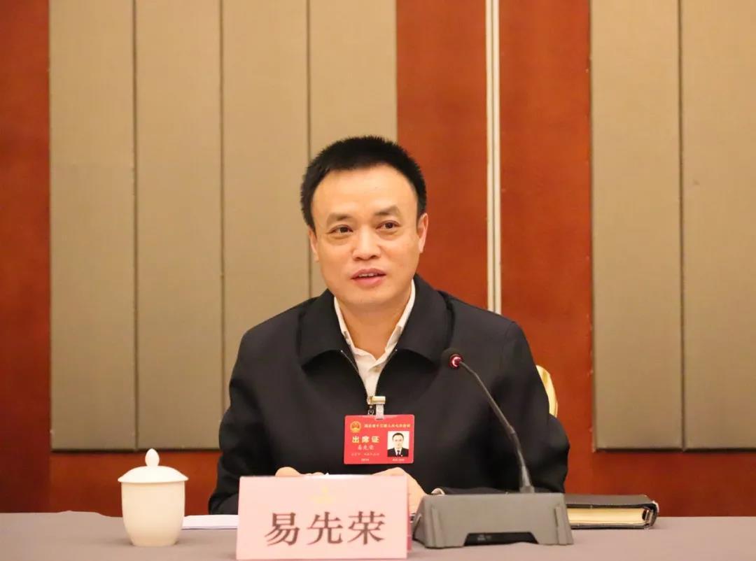 审议省人大常委会及两院工作报告时易先荣提了这些建议