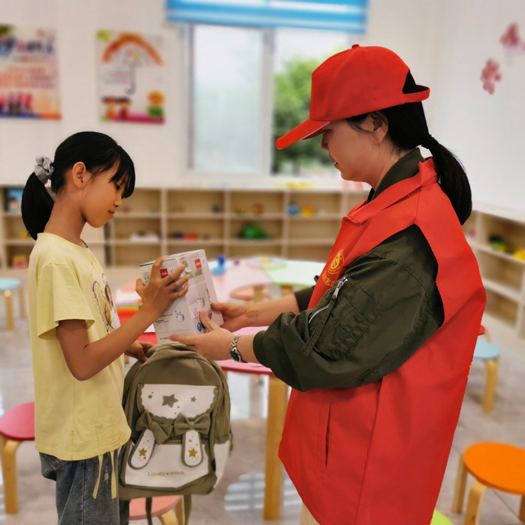 杨市街道开展留守儿童六一关爱活动