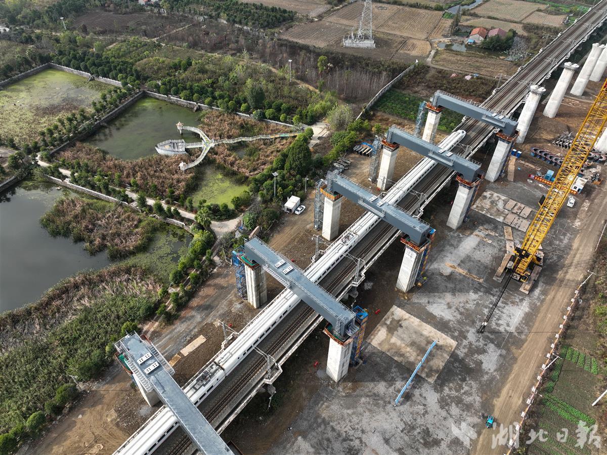 荆荆高铁打通全线咽喉要道跨汉宜铁路钢盖梁吊装全部完成